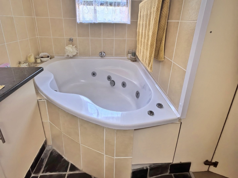 5 Bedroom Property for Sale in Fraaiuitsig Western Cape